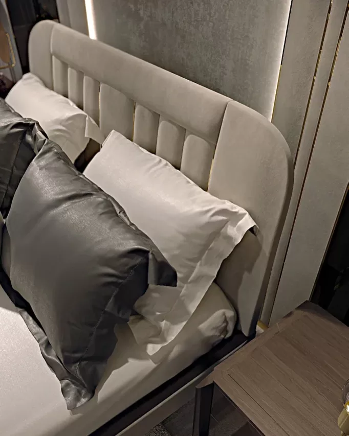 Letto Icon di Francesco Pasi, letto imbottito italiano moderno