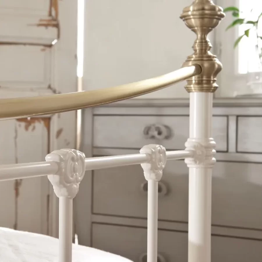 Oliver Bed by Cantori, luxury bedroom furniture, English-style metal bed