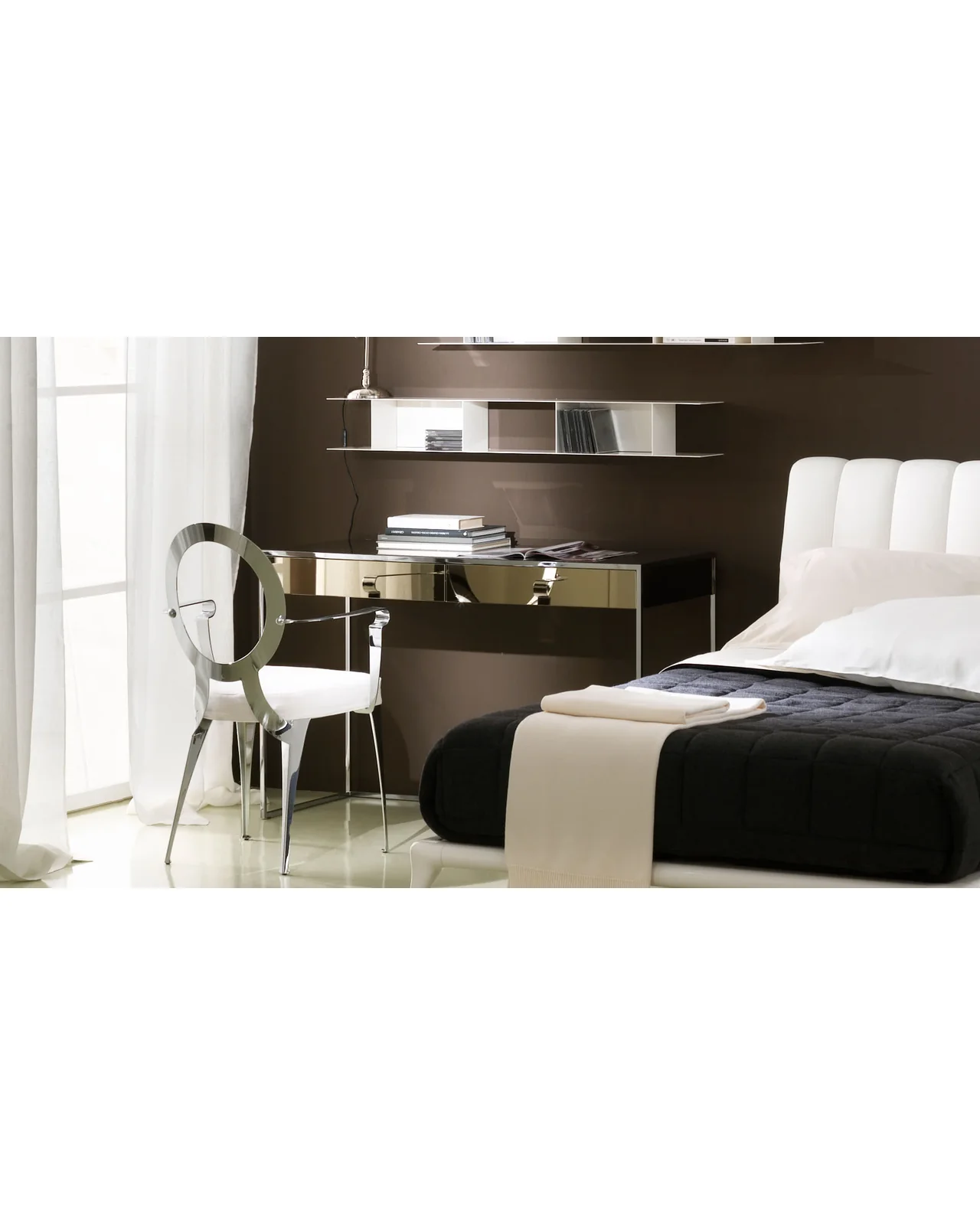 Narciso desk by Cantori, in an interior setting, photo 3 of 4