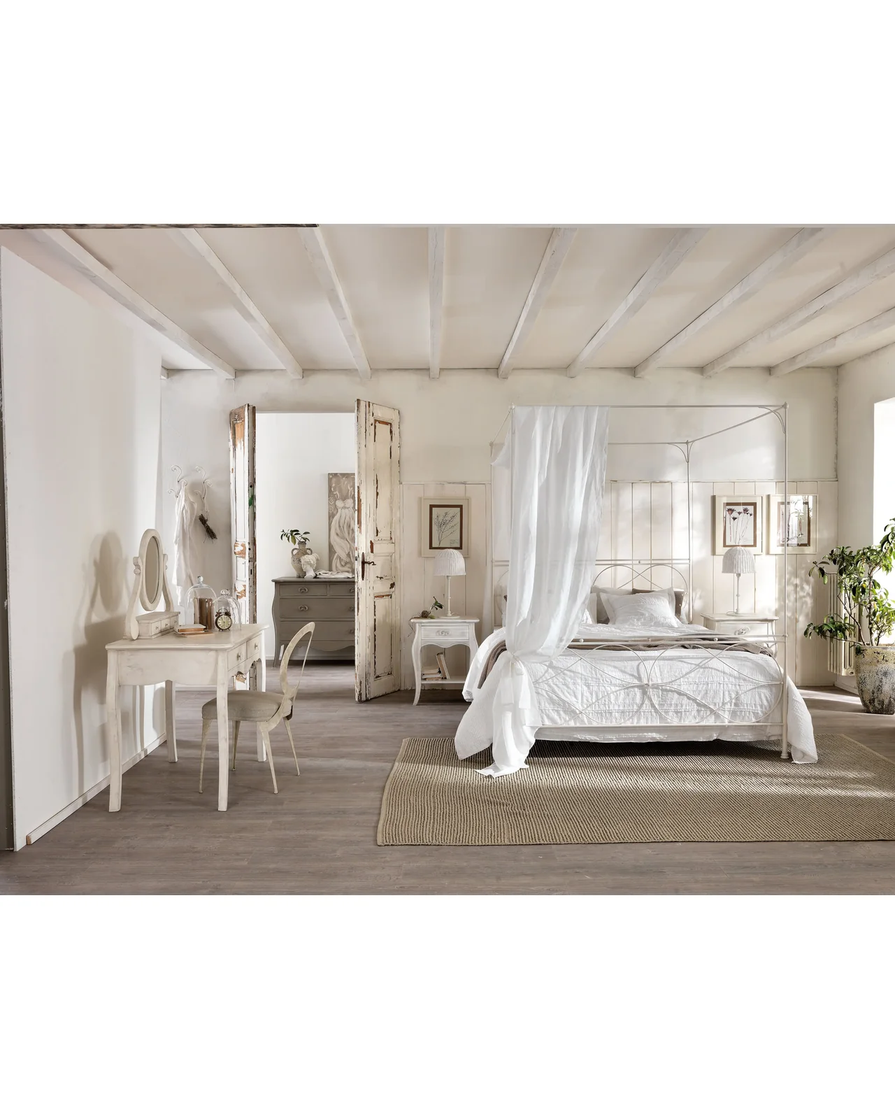 Raphael bed by Cantori, in an interior setting, photo 5 of 5