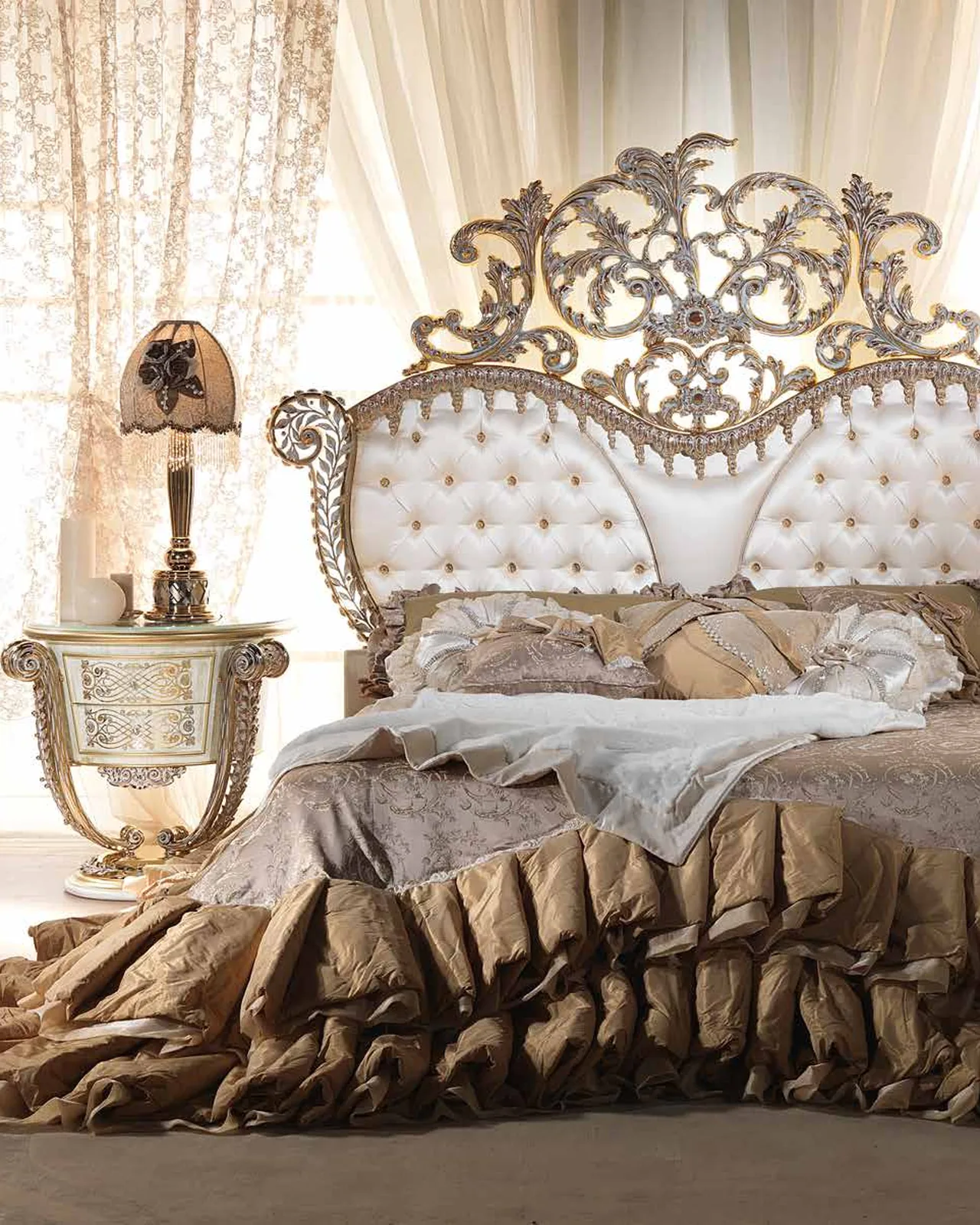 Letto Aida in metallo AD061, collezione Aida di Cappelletti, letto classico italiano in una camera da letto classica, foto 1 di 2
