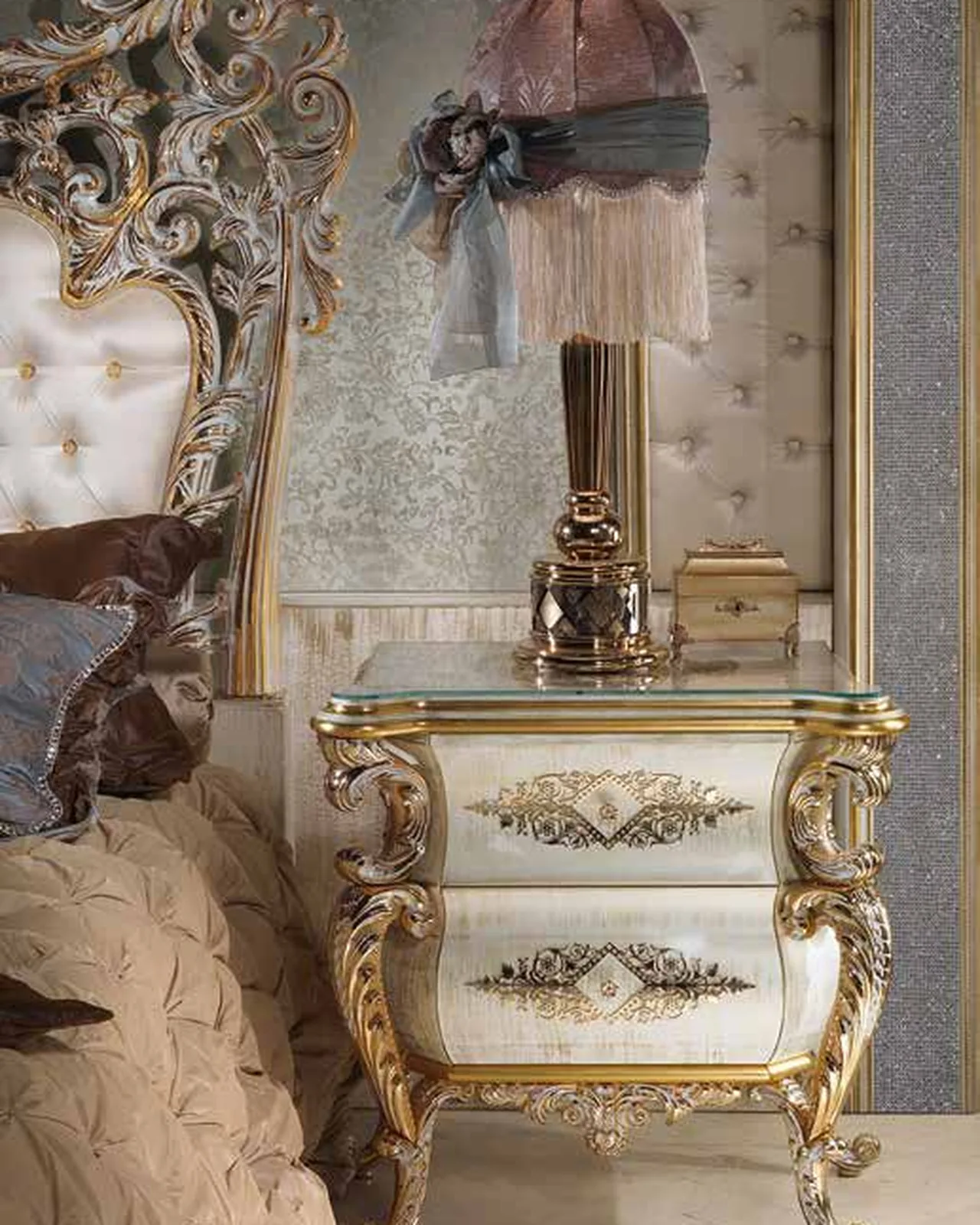 Aida Bedside Table AD002, Cappelletti Aida collection, classic Italian bedside table detail, photo 2 of 4