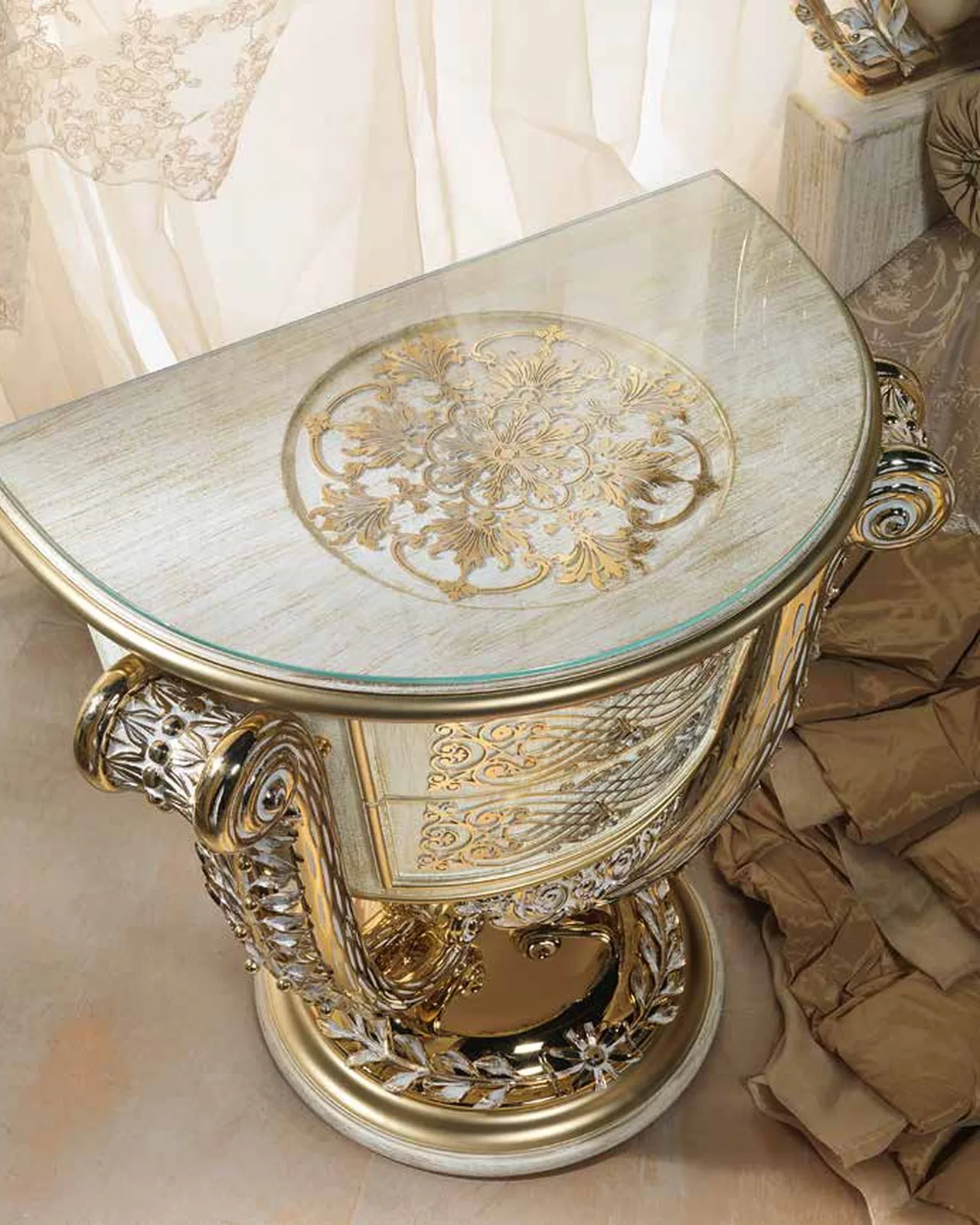 Comodino Aida AD102, collezione Aida di Cappelletti, comodino classico italiano, vista prodotto, foto 1 di 3