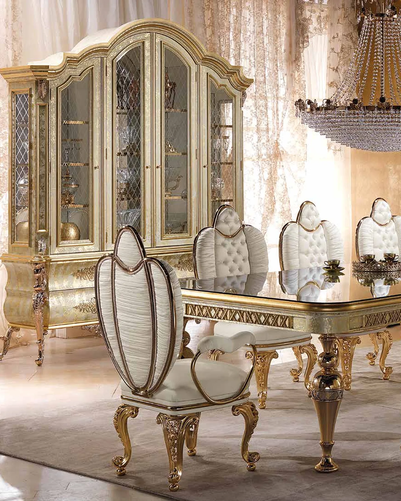 Vetrina a quattro ante Aida AD019, collezione Aida di Cappelletti, vetrina classica italiana in una sala da pranzo classica, foto 4 di 4