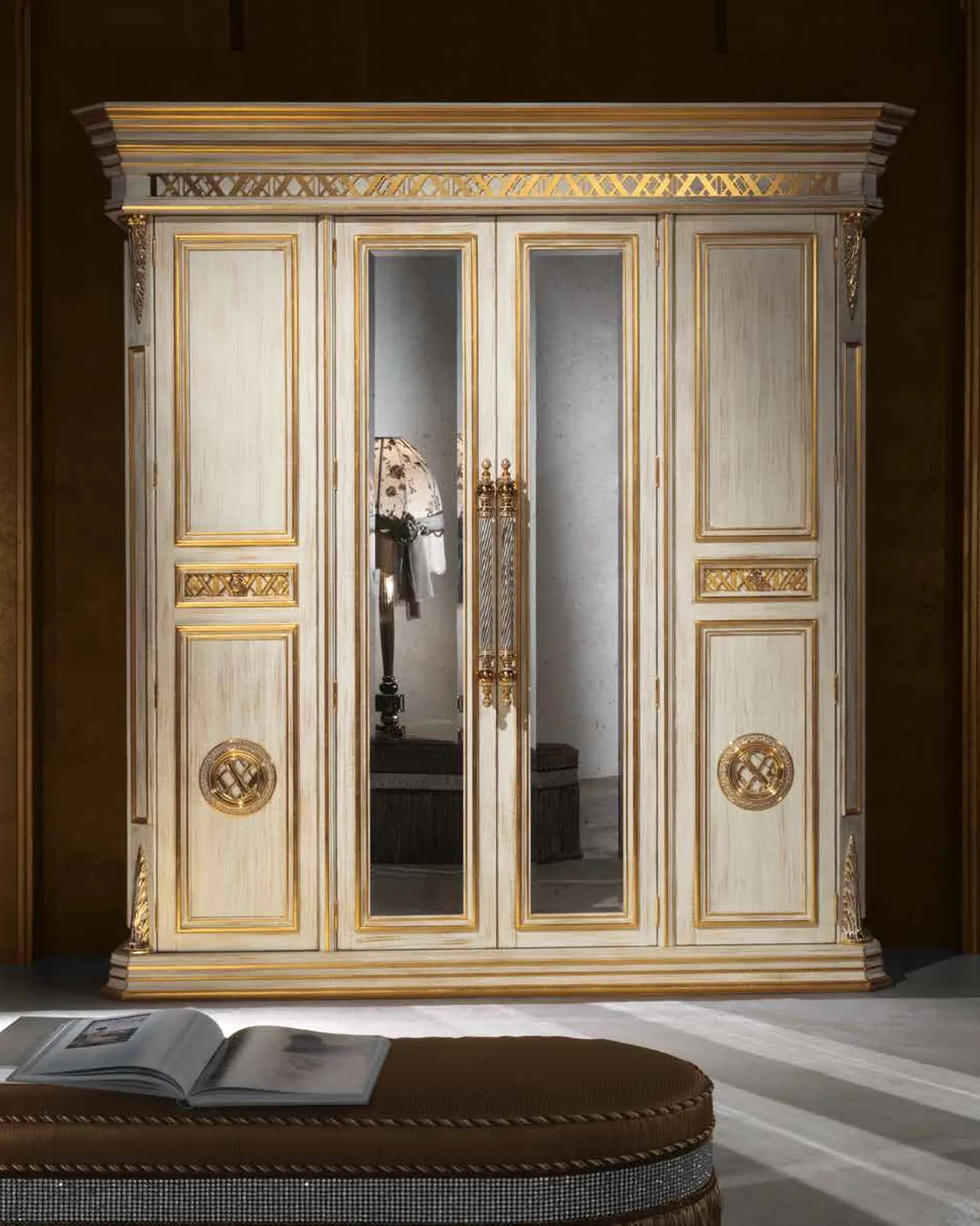 Armadio a quattro ante Aida AD067, collezione Aida di Cappelletti, armadio classico italiano in una camera da letto classica, foto 2 di 2