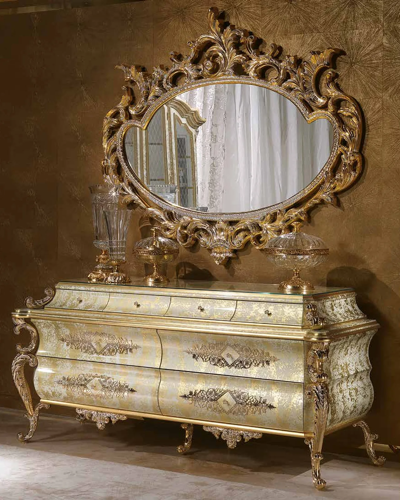 Specchio Aida in metallo AD004, collezione Aida di Cappelletti, specchio classico italiano in una camera da letto classica, foto 1 di 6