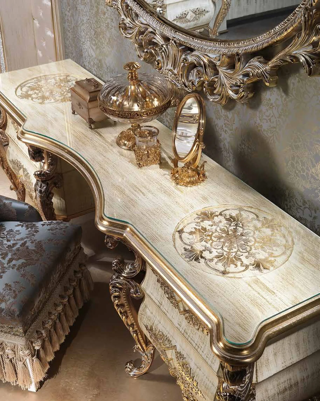Specchio Aida in metallo AD004, collezione Aida di Cappelletti, specchio classico italiano in una camera da letto classica, foto 4 di 6