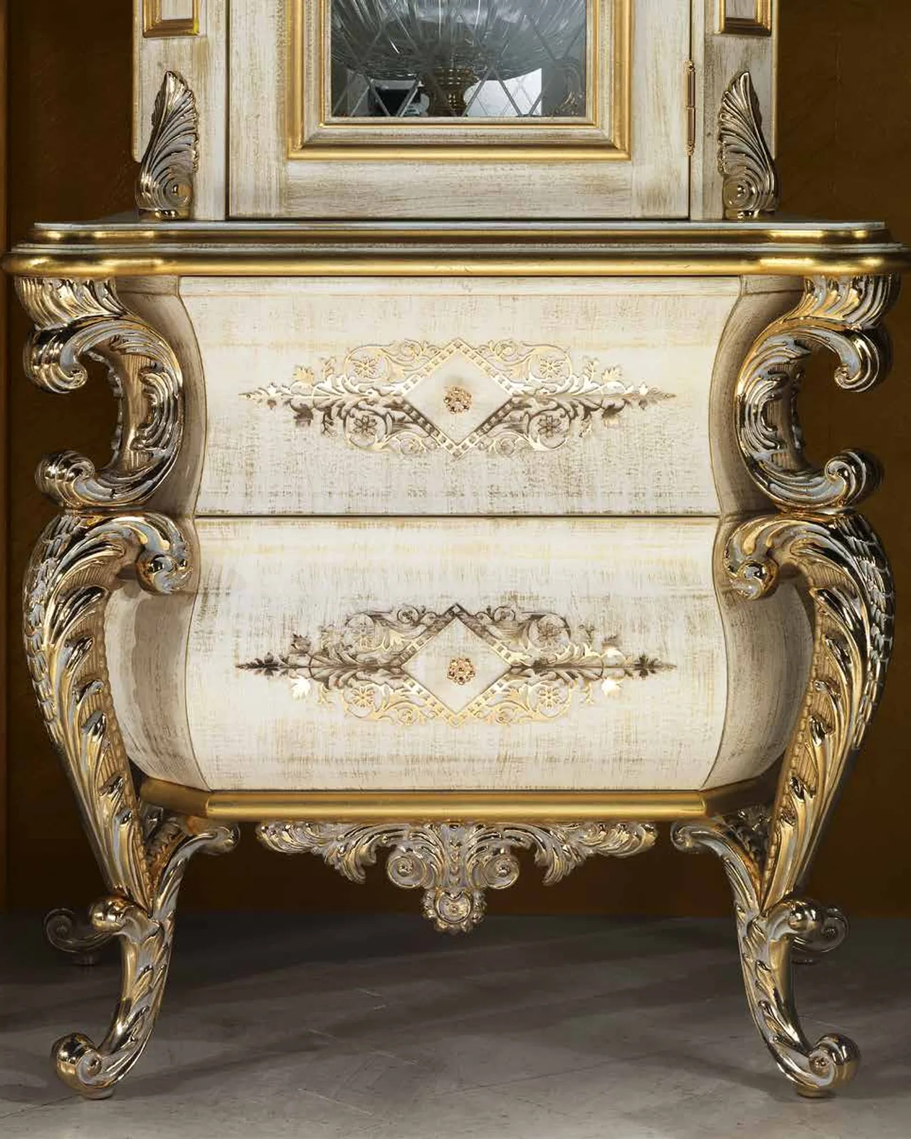Aida One-Door Showcase AD017, Cappelletti Aida collection, classic Italian display cabinet in a classic living room setting, photo 2 of 6