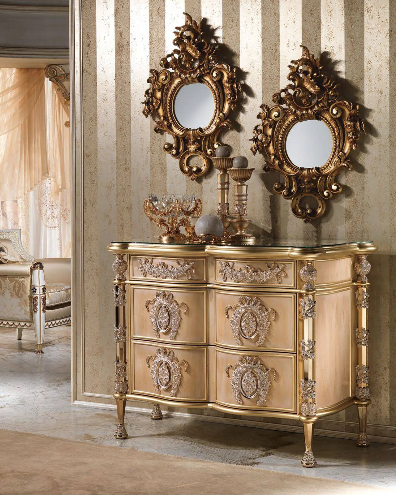 Royal Chest of Drawers RY009, Cappelletti Royal collection, classic Italian chest of drawers in a classic bedroom setting, photo 2 of 2