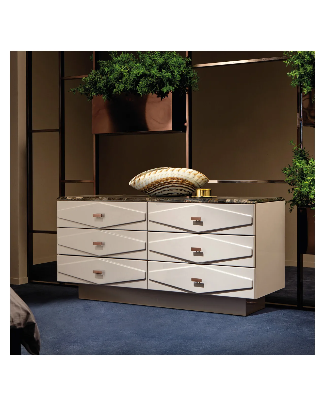 Comodino Cinabro di Epoque, in una camera da letto, foto 2 di 2, catalogo Nobili Design