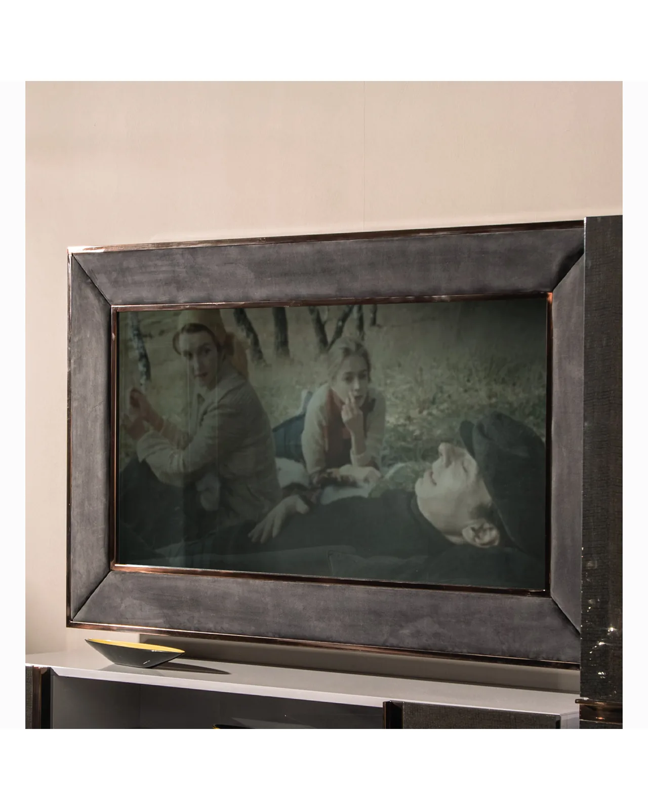 Cornice TV Xenon di Epoque, collezione Exence, Cornice TV italiana in un soggiorno moderno, foto 1 di 3