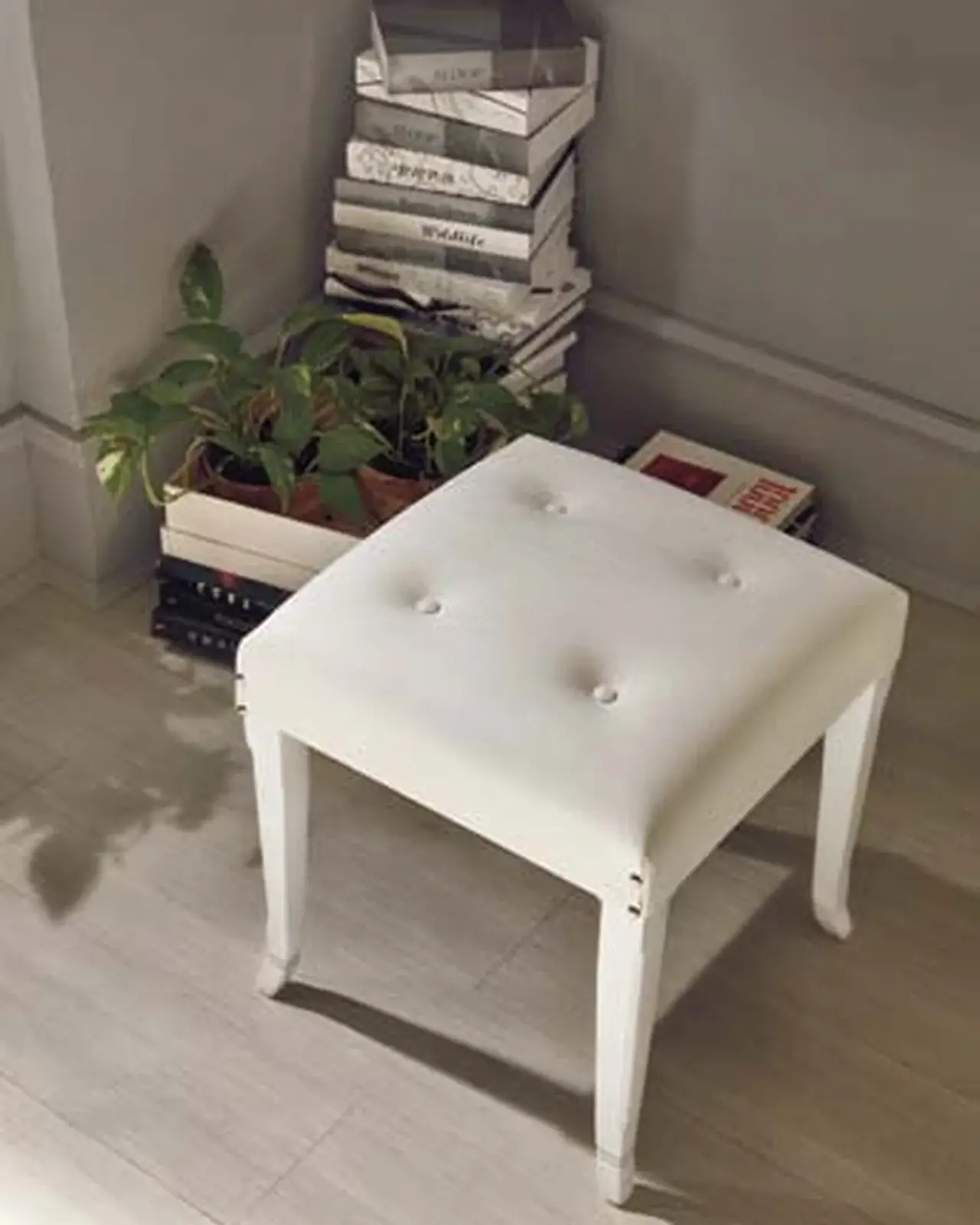 New Deco Leather Pouf – Francesco Pasi New Decò, in a bedroom setting