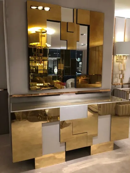 Elegante buffet Reflex Angelo con piano in cristallo di pregio e morbida finitura in velluto per il soggiorno, arredamento di lusso