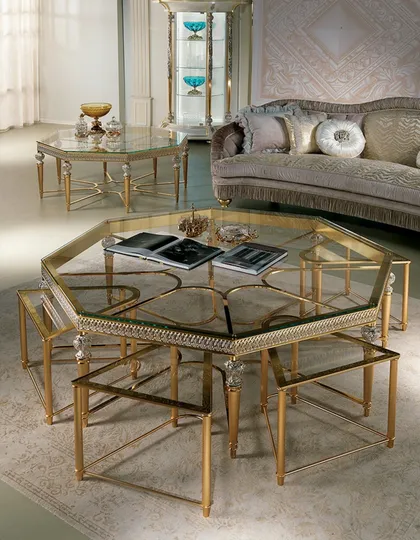 Tavolo Centrale Ottagonale in Legno con Piano in Vetro e Decorazione in Metallo, arredamento classico di lusso