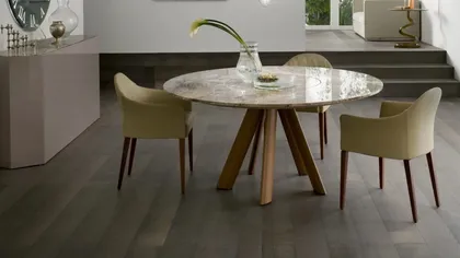Peggy Table